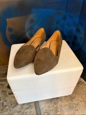 Market & Spruce Pointed Suede Flats in Taupe